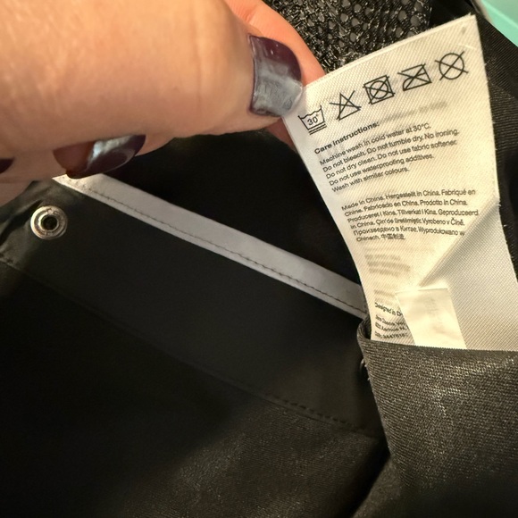 RAINS NWT Men’s Black long reflective Rain coat, size LG. pockets. Arm Venting - Picture 10 of 11